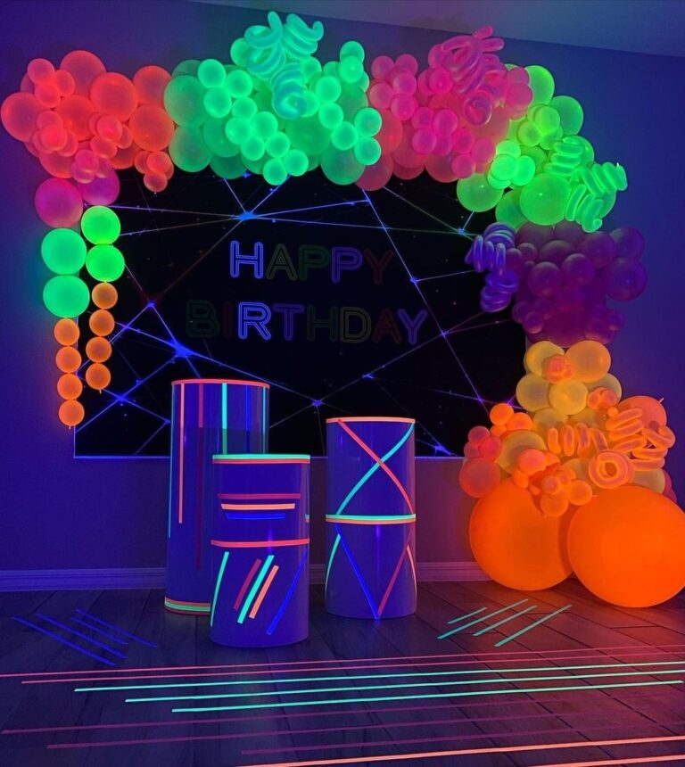 Ideas para decorar tu fiesta Neón Globos pasteles luces y más detalles