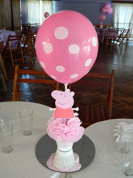 centro de mesa de peppa pig con globos