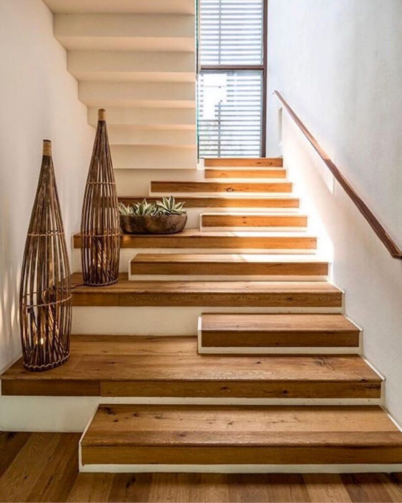 escalera moderna de madera