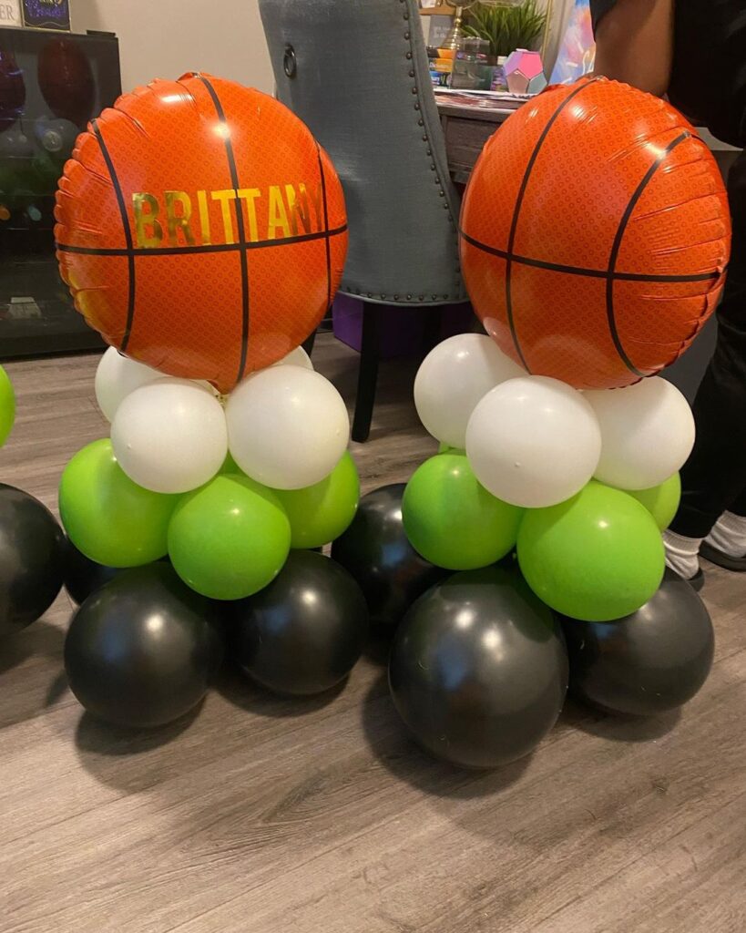 centro de mesa de basquetbol con globos
