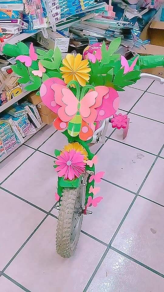 bicicleta decorada con flores de papel