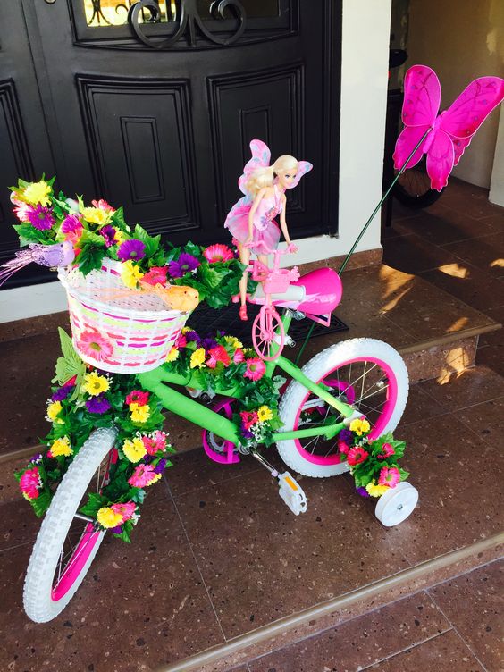 bicicleta decorada con flores y mariposas